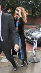27890607_Gigi-Hadid-in-Jeans-Out-in-Lond