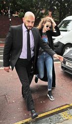 27890608_Gigi-Hadid-in-Jeans-Out-in-Lond