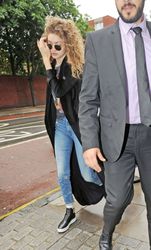 27890610_Gigi-Hadid-in-Jeans-Out-in-Lond