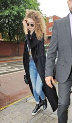27890615_Gigi-Hadid-in-Jeans-Out-in-Lond