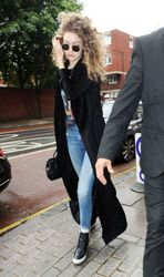 27890616_Gigi-Hadid-in-Jeans-Out-in-Lond