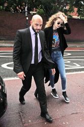 27890621_Gigi-Hadid-in-Jeans-Out-in-Lond