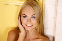 Erika - Hello Sunshine  c521quclrj