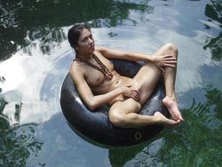 Brigi - Floating i57er7c17n