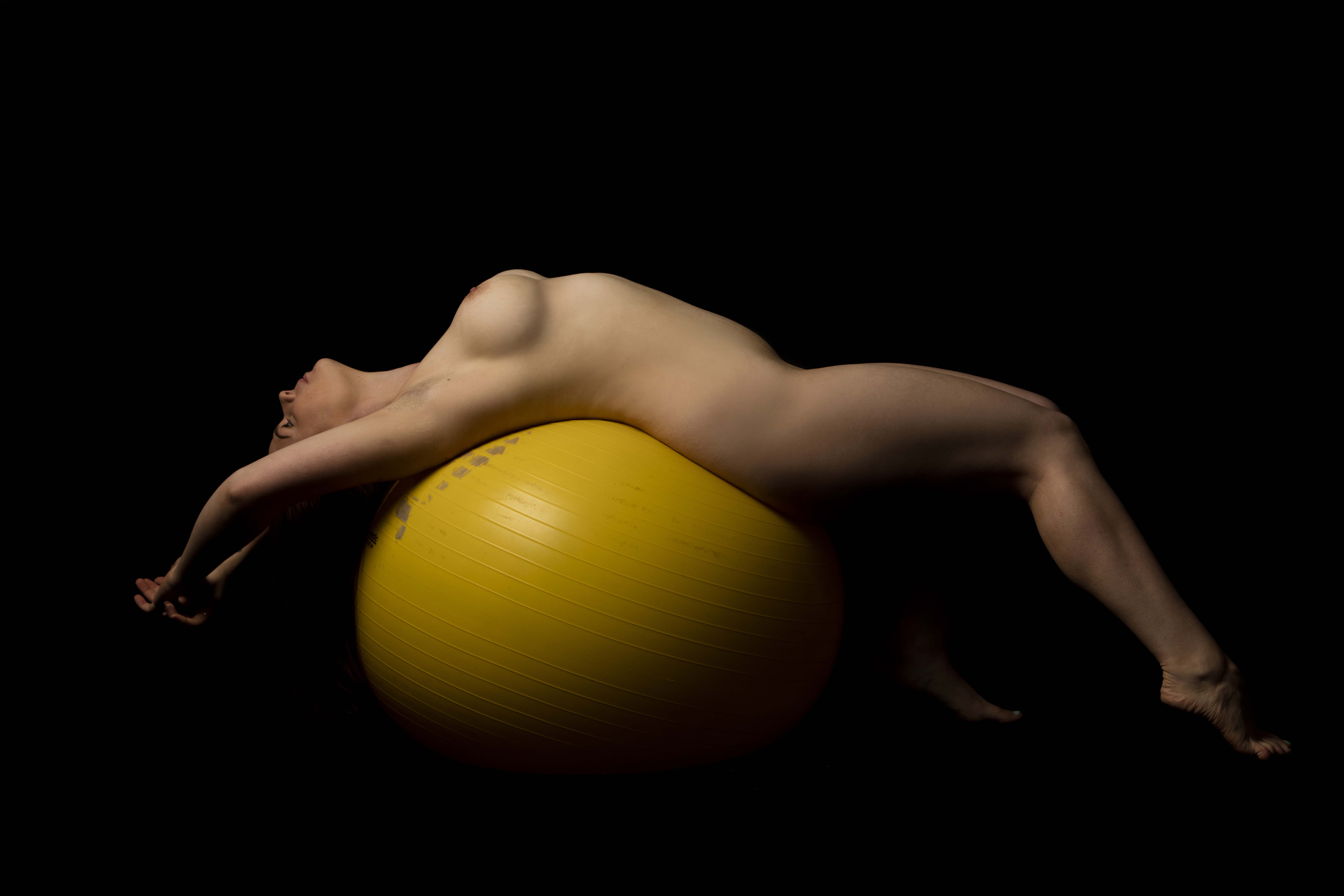 nude muse raven yellow ball 001
